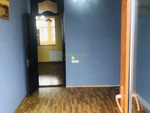 Продается квартира на третьем этаже в старом Батуми у моря.