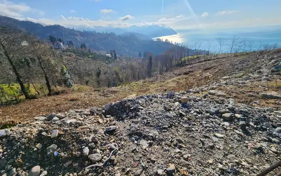 В приморском курорте Сарпи участок с прекрасным видом.
