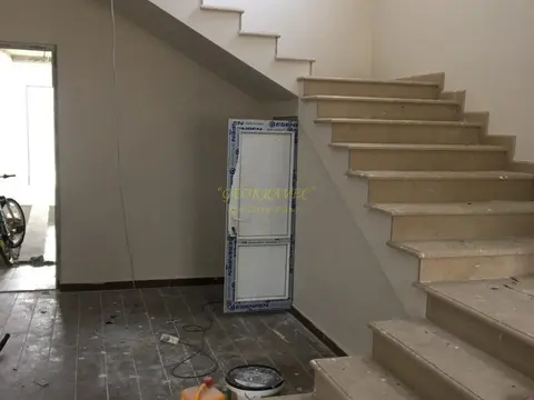 Частный двухэтажный дом с участком  в Хелвачаури.