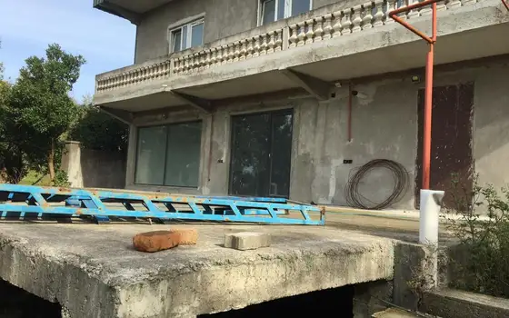 Частный двухэтажный дом с участком  в Хелвачаури.