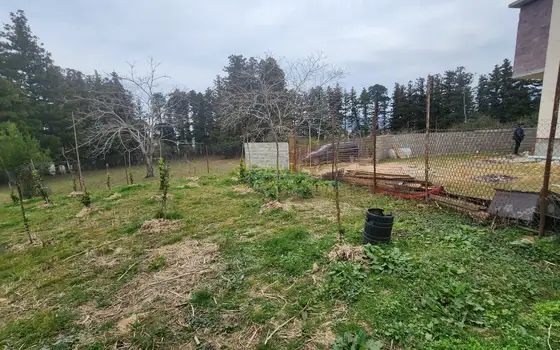 Продается земельный участок в тихом месте.