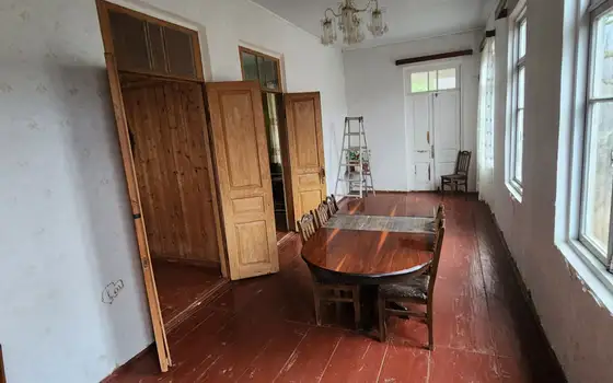 Дом с участком земли в Кобулети.