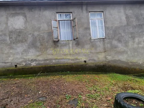 Дом с участком земли в Кобулети.