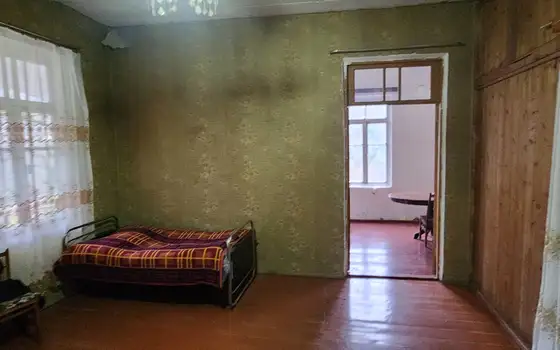 Дом с участком земли в Кобулети.