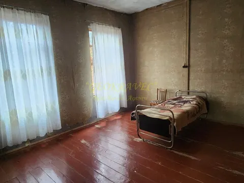 Дом с участком земли в Кобулети.
