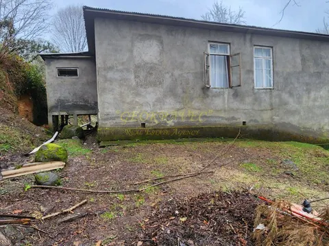 Дом с участком земли в Кобулети.