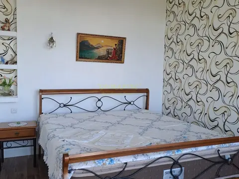 собственный дом с участком земли.