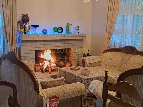 собственный дом с участком земли.