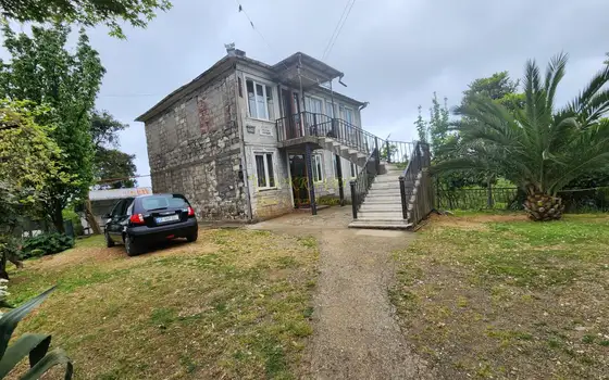 Срочно продается дом с участком земли в Букнари. - სურათი 1