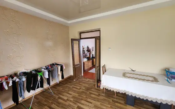 Срочно продается дом с участком земли в Букнари.