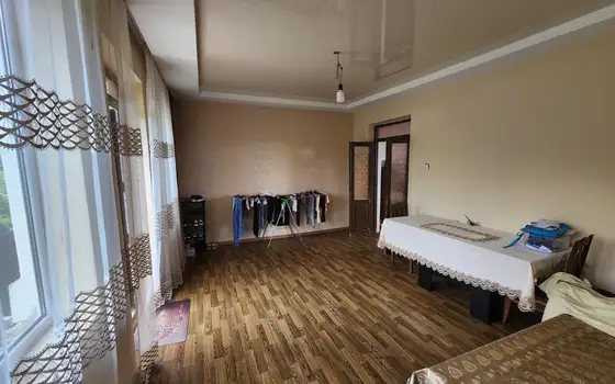 Срочно продается дом с участком земли в Букнари.