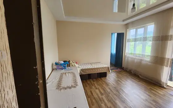 Срочно продается дом с участком земли в Букнари.