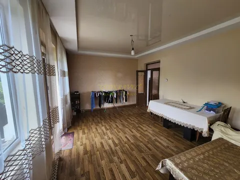 Срочно продается дом с участком земли в Букнари.