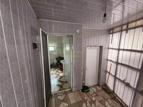 Срочно продается дом с участком земли в Букнари.