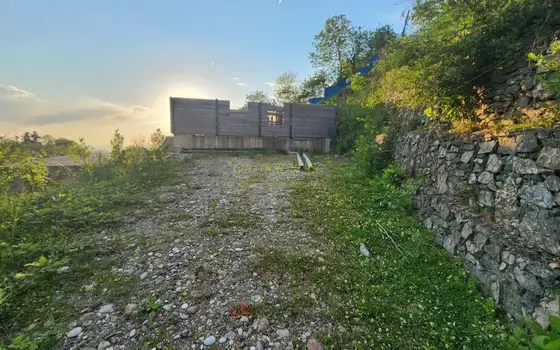 Земельный участок с прекрасным видом на море и горы.