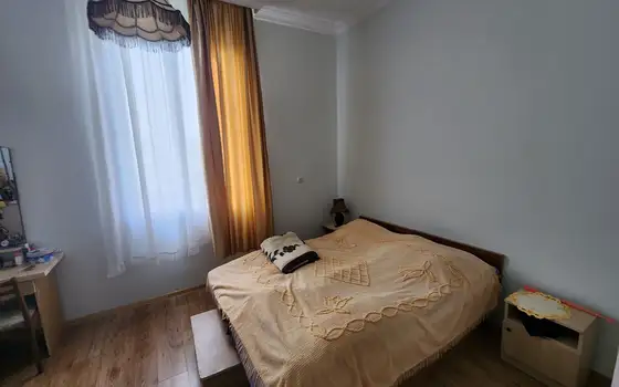 Двухэтажный частный дом с участком земли.