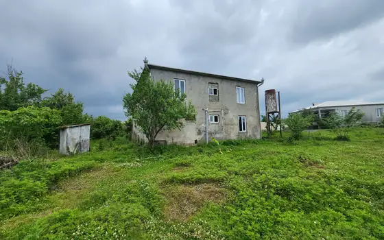 Двухэтажный частный дом с участком земли.