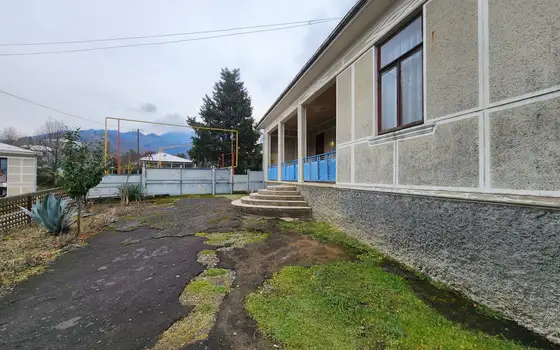 Собственный дом с участком земли.