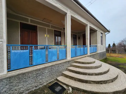 Собственный дом с участком земли.