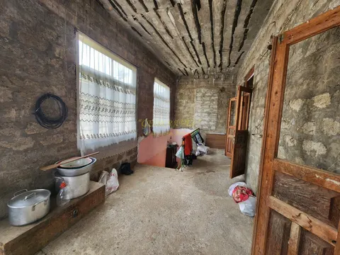 Двухэтажный частный дом с видом на горы.