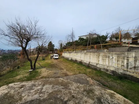 Двухэтажный частный дом с видом на горы.