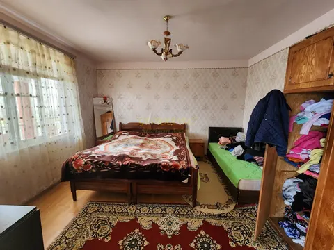 Двухэтажный частный дом с видом на горы.