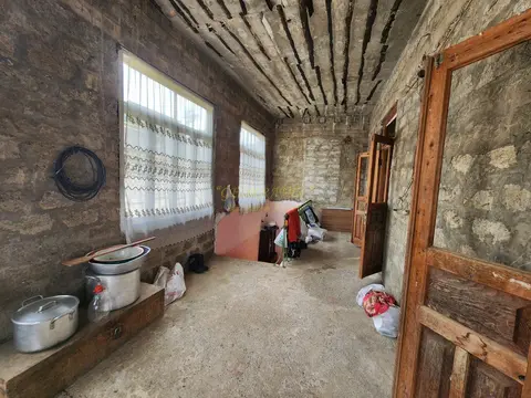 Двухэтажный частный дом с видом на горы.