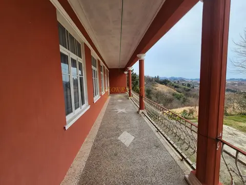 Двухэтажный частный дом с видом на горы.