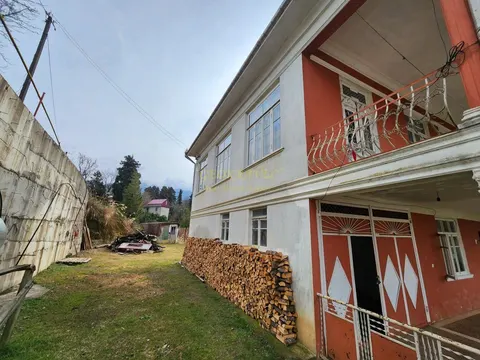 Двухэтажный частный дом с видом на горы.
