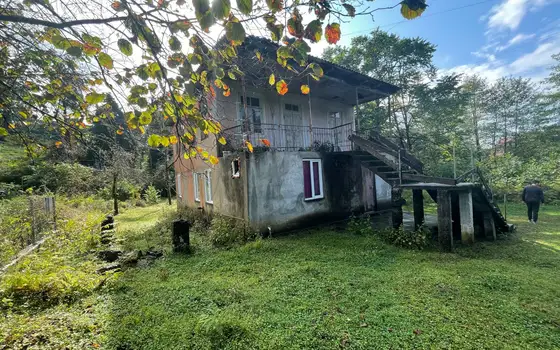 Собственный дом в красивом месте в Махинджаури.