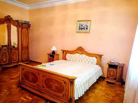 Продается восьмикомнатная квартира в центре Батуми.