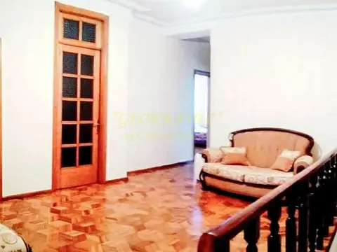 Продается восьмикомнатная квартира в центре Батуми.