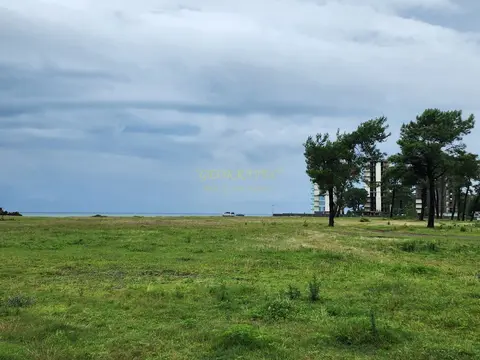 Инвестиционный участок на берегу моря.