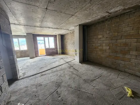 Продается квартира в километре от моря.