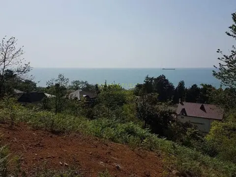 Продается инвестиционный земельный участок с видом на море и горы у ботанического сада в Чакви.