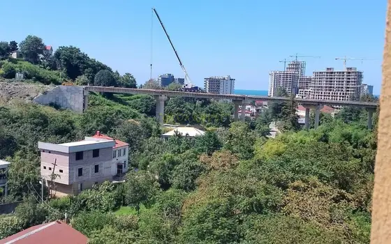 Трехкомнатная квартира в Махинджаури.