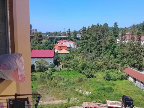 Трехкомнатная квартира в Махинджаури.