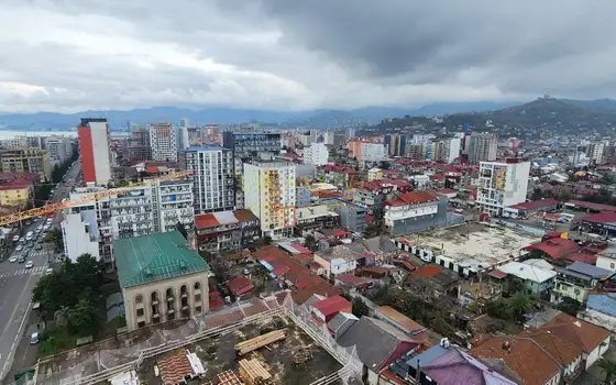 Продается квартира в центре города от собственника с видом на горы, море  и город Батуми.