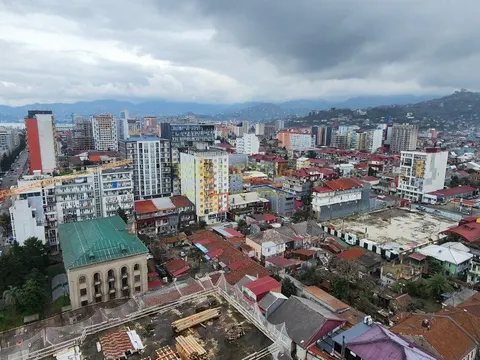 Продается квартира в центре города от собственника с видом на горы, море  и город Батуми.
