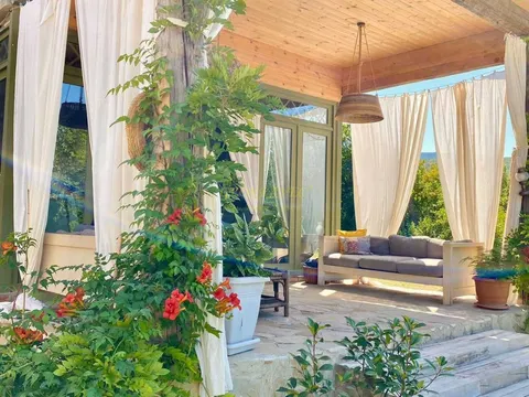 Вилла в долине Армази.