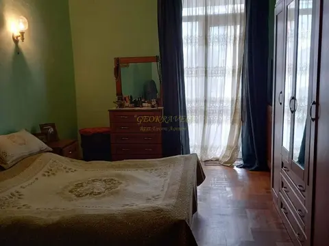 Четырехкомнатная квартира в центре города.