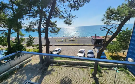 Квартира находится в 30 метрах от побережья Черного моря.