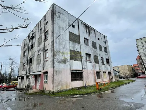 Четырехэтажное здание в центре города.