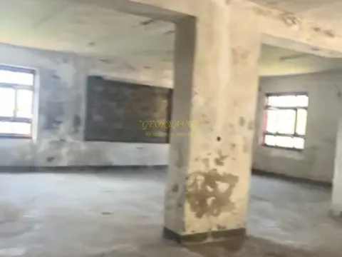 Четырехэтажное здание в центре города.