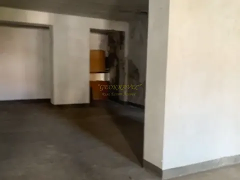 Четырехэтажное здание в центре города.