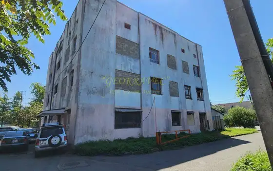 Четырехэтажное здание в центре города.