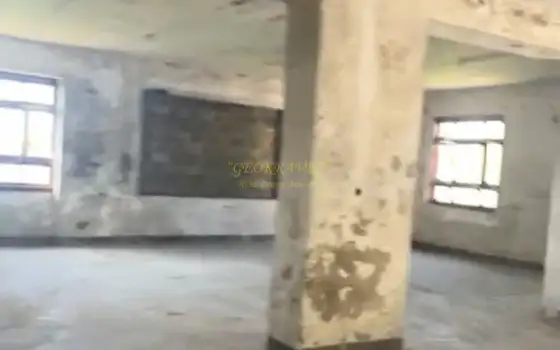 Четырехэтажное здание в центре города.