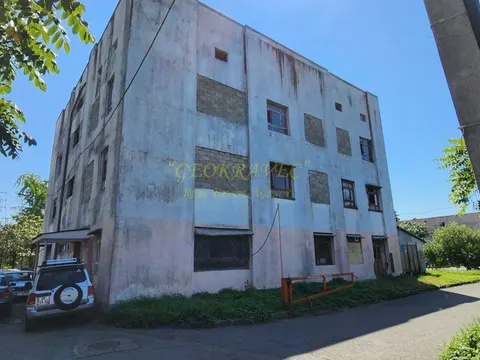Четырехэтажное здание в центре города.