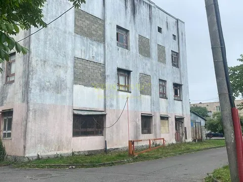 Четырехэтажное здание в центре города.