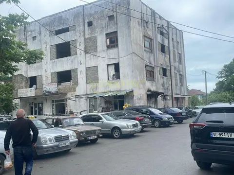Четырехэтажное здание в центре города.
